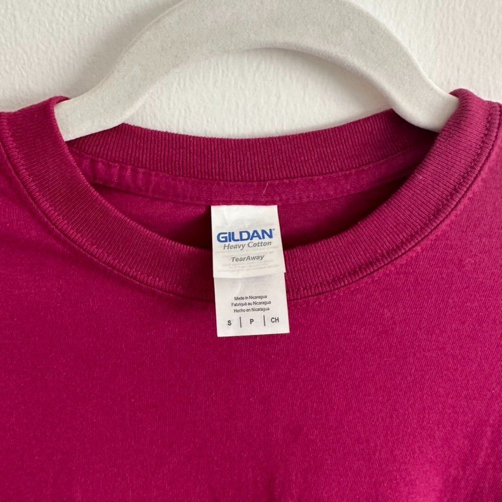 Gildan - Raspberry colored T-Shirt | Tee | Size Small (NWT) - Picture 2 of 4